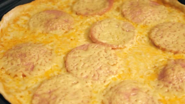 El queso sobre la pizza se derrite del calor del horno — Vídeos de Stock
