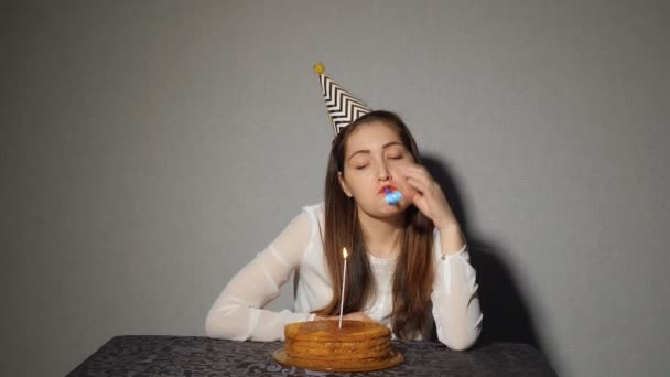 Menina de aniversário infeliz triste e decepcionado porque ninguém veio para comemorar seu aniversário — Vídeo de Stock