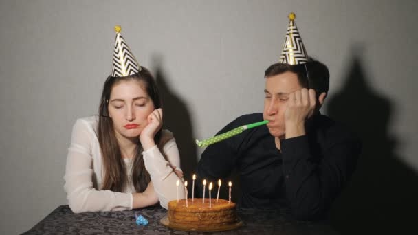 Triste femme seule et homme en chapeau de fête célébrant anniversaire seul — Video