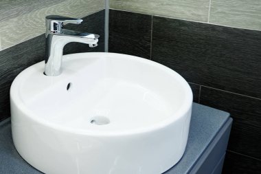 Banyo iç daire lavabo ve bataryası ile