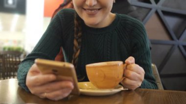kafede kahve içme telefon üzerinde app gülümseyen kullanan bilinmeyen kız