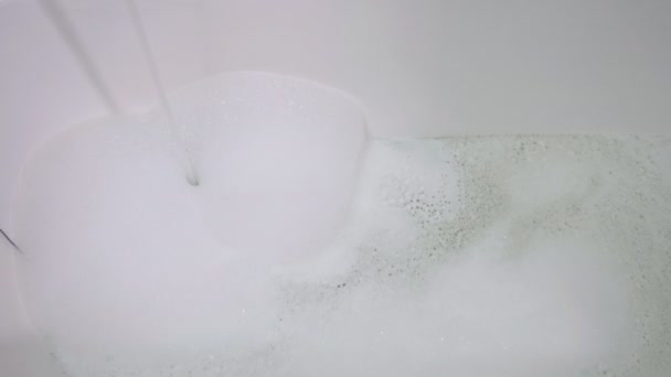 Espuma de baño en el baño — Vídeos de Stock