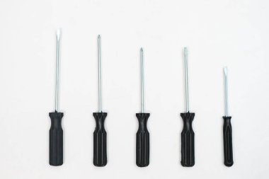 Beyaz arka plan üzerinde tornavida seti üstten görünüm