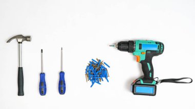 Aletleri ve beyaz zemin üzerinde çivi koleksiyonu