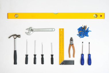 Araçlar ve kompozisyon beyaz zemin üzerine çivi