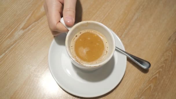 Vrouwelijke hand neemt de koffie — Stockvideo