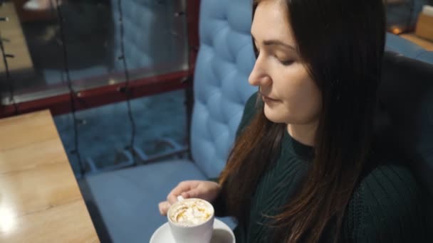 Chica atractiva en un café beber café — Vídeos de Stock