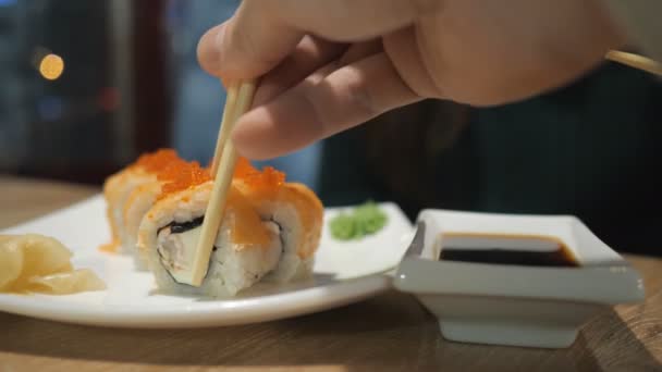 Couple Eating Sushi Rolls Japan Restaurant Sushi Bar — Stock Video