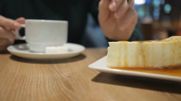 Onherkenbaar jong meisje taart eten bij café — Stockvideo