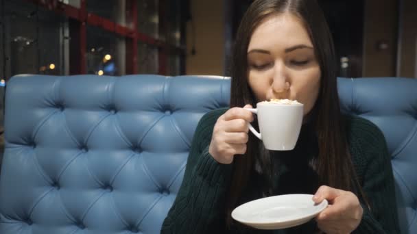 Vakker kvinne som drikker kaffe – stockvideo