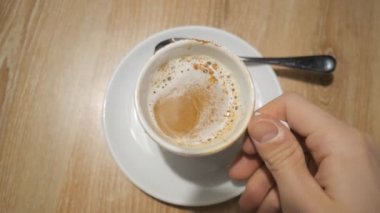 Erkek el kahve, üstten görünüm alır. adam içki kapuçino