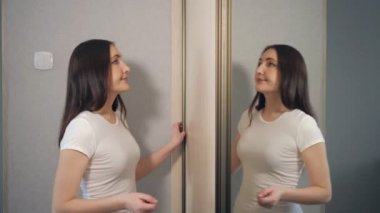 Genç kız ile gardırop giyim yün kazak giy