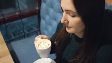 güzel kadın içecekler kahve Cafe, ağır çekim yan görünüm
