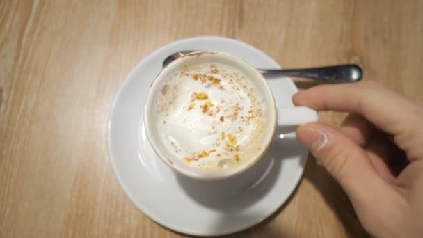 Männliche Hand nimmt den Kaffee, Draufsicht. — Stockvideo