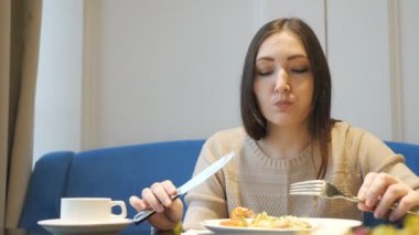 kadın çatal ve bıçak kafede sebze salata yemek için kullanıyor