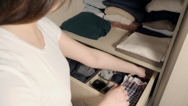 A gaveta com roupa interior no armário. dona de casa organizando roupas em guarda-roupa, close-up . — Vídeo de Stock