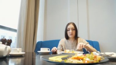 bir salata bir restoranda yemek güzel genç kadın