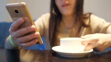 unknownwoman kahve içme ve cep telefonuyla Café