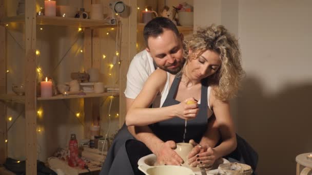 陶器陶芸家のホイールに粘土の水差しを作るカップル — ストック動画
