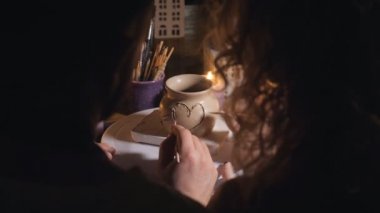 Romantik Çift birlikte zanaat studio atölyede çalışan seviyorum ve bir kalp bir toprak kap çizmek, arkadan görünüm