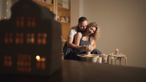 男人和女人在陶工轮上做黏土水罐 — 图库视频影像