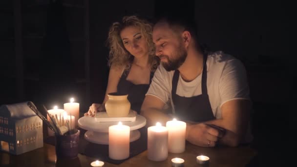 Familia feliz en unas vacaciones conjuntas creativas . — Vídeos de Stock