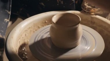 kadının elleri çamurdan çıkan bir şeyler yapma