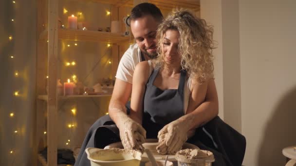 Casal fazendo jarro de argila na roda — Vídeo de Stock