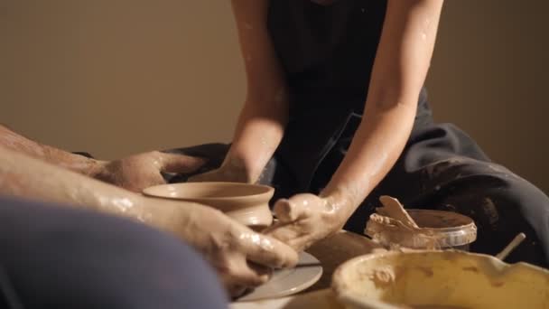Mãos de casal fazendo jarro de barro — Vídeo de Stock