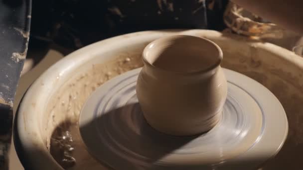 梨花の手が粘土からクールなものを作る — ストック動画