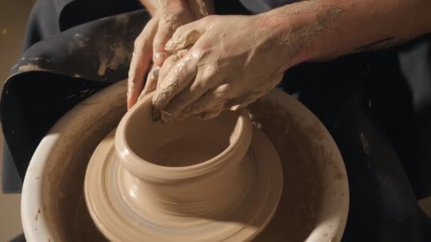Дві переплетені руки утворюють горщик з глини на гончарному колесі . — стокове відео