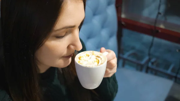 有吸引力的女孩在咖啡馆喝咖啡 — 图库照片