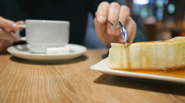 Irreconocible chica joven comiendo pastel en la cafetería —  Fotos de Stock