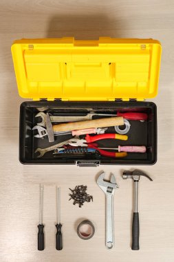 Beyaz arka plan üzerinde araçlarıyla kutu