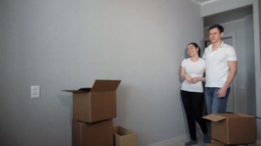 Aşık genç çiftin yeni daire için taşıma