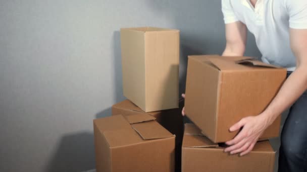 Молодой доставщик берет картонную коробку — стоковое видео