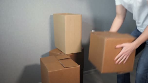 Jonge levering service man die vakken in nieuwe Home On Moving Day — Stockvideo