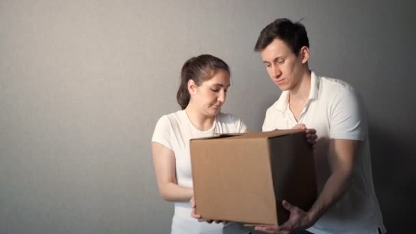 Пара перенесення коробки в новий будинок в день руху — стокове відео