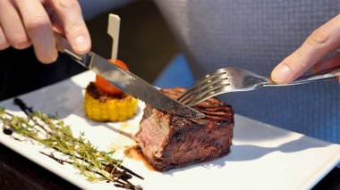 Erkek ellerini keser et.