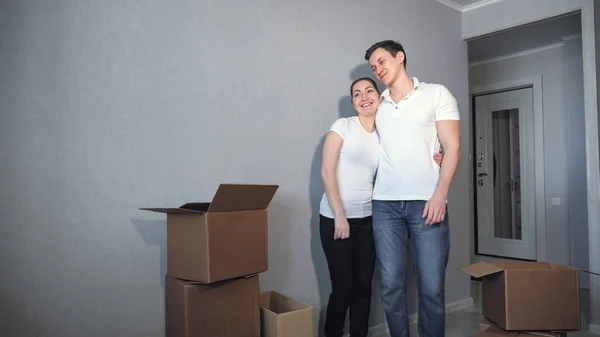 Moving to new apartment of young couple in love — Stock Photo, Image