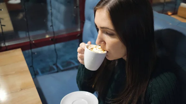 有吸引力的女孩在咖啡馆喝咖啡 — 图库照片