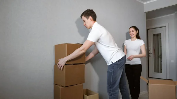 A költözés napján dobozokat cipelő pár — Stock Fotó