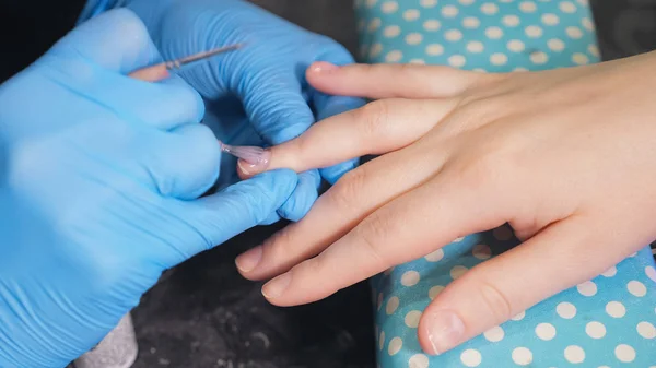 Kobiece dłonie manicure Zamknij widok — Zdjęcie stockowe