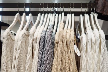 Raf üzerinde şık çok renkli kazak