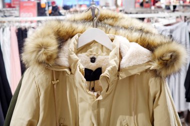 Şık dış giyim askıları Store üzerinde
