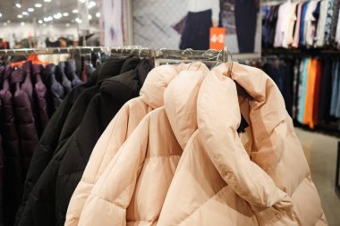 Şık dış giyim askıları Store üzerinde