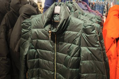 Trendy sıcak kat elbise dükkanı yeşil renk ile raf