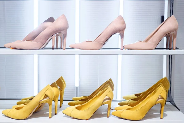 Zapatos de colores brillantes de moda en el estante en la tienda — Foto de Stock