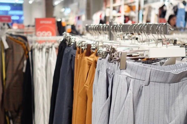 Bastidor con pantalones modernos en tienda de ropa — Foto de Stock