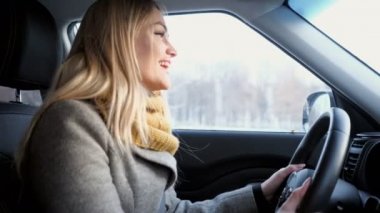 sürücü şarkı ve müzik araba şehir içinde hareketli dans